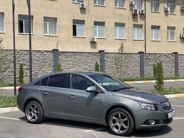 шеврале крузе: Седан Chevrolet Cruze, выполненный в темно-сером цвете, предлагает