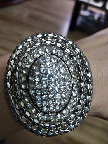 Narukvice: Prodajem dve masivne svečane narukvice,jedna debela okrugla - 1200 na lalafo.rs — 10 Narukvice: Prodajem dve masivne svečane narukvice,jedna debela okrugla - 1200 — 10