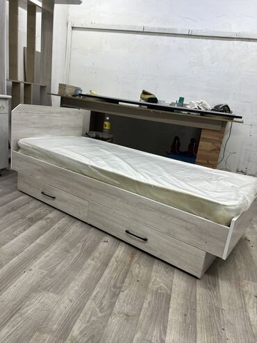 ортопедические кровати с подъемным механизмом: Продаю односпальную кровать с качественным полуортопедическим