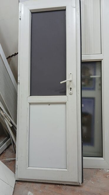 şuşe qapi: PVC qapı – ağ rəng - Material: PVC profil - Dizayn: Yuxarı hissəsi