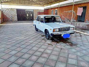 2107 qapı: VAZ 2107, ağ rəng, 4 qapı sedan. Texniki xüsusiyyətlər: - Benzin — 7
