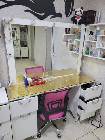 xirdalan salon: İşlənmiş, Saş kəsimi üçün masa, Güzgülü