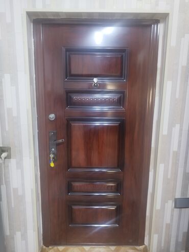 istilik radiyator: Qəhvəyi rəngdə olan bu otaq qapısı evinizə zəriflik və istilik