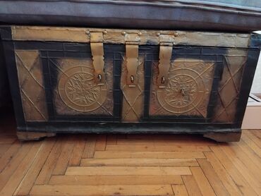 Sandıqlar: Qədimi üslubda hazırlanmış, üzərində dekorativ naxışlar olan sandıq