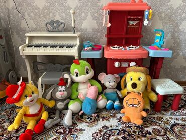 игрушечная швейная машинка: Продаю весь этот комплект. Пианино работает,кухня работает кроме лейки