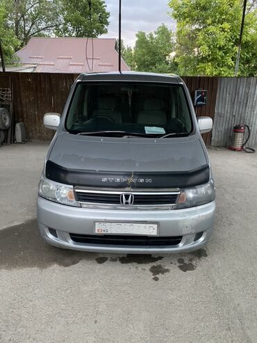 honda stepwgn спада: Минивэн Honda Stepwgn серебристого цвета. Автомобиль оснащен боковыми