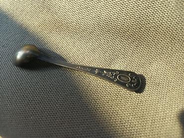 kasike pepco: Malena ukrasna kašičica sa reljefnim ornamentima - Materijal: metal — 2