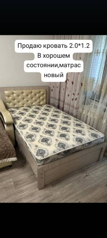 спальная кравать: Кровать размером 2.0 на 1.2 метра. Светлый деревянный каркас с мягким