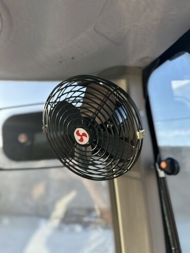 Traktorlar: Yeni RD1004 modeli traktor. Mavi və ağ rənglərdə, kabinli və müasir — 11