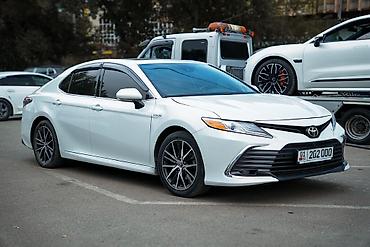 Toyota: Toyota Camry: 2021 г., 2.5 л, Вариатор, Гибрид, Седан — 2