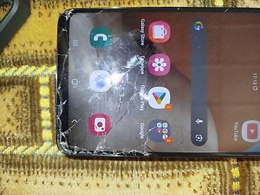 треснул экран: Смартфон Samsung Galaxy A32 (версия с четырьмя задними камерами) — 3