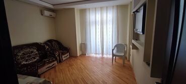 6 mikrorayon kiraye evler: Kirayə AAAF parkda 2 otaq çox gözəl şəraiti var, rahat yerdədir . Qaz