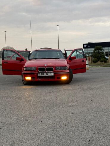 Digər Avtomobillər: Qırmızı rəngli sedan avtomobil Xüsusiyyətlər: - Korpus: 4 qapılı — 2