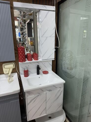 Moydadırlar: Mərmər naxışlı ağ rəngdə hamam mebeli dəsti, tək qapılı şkafla. Dəstə