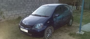 спортивные машыны: Toyota Vitz (Yaris) 5‑дверный хэтчбек, темно‑синий цвет кузова