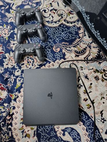 PS4 (Sony PlayStation 4): Сони плейстейшен 4 брал прошлом году раз 5.6 поиграли. и все стоит