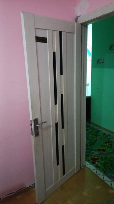 qapı bağlayan: 4 qapı var .biri 30manat.Ağ rəngli, şaquli zolaqlı bəzəkləri olan