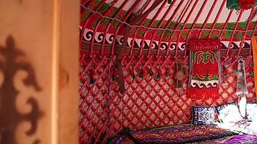 Аренда юрт: Аренда юрты, Каркас Деревянный, 75 баш, С полом, Стол, Стулья — 5