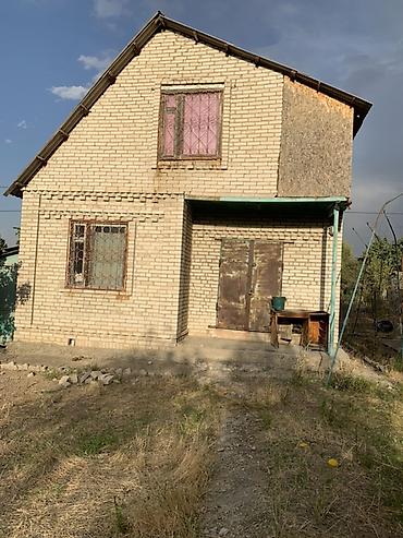 Двухэтажный дачный дом из светлого силикатного кирпича с мансардным
