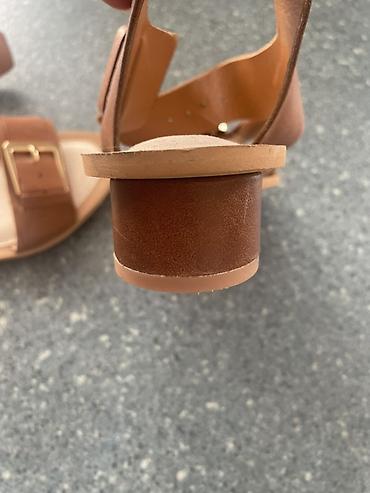 Basanoşka və səndəllər: Qadın üçün dəri sandal - Rəng: karamelli/qəhvəyi Yenidir çox — 4