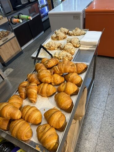 Кондитерские изделия, сладости: Свежая выпечка ручной работы, представленная в нескольких видах — 13