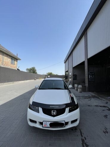 авто машина сатылат: Белый седан Honda Accord с аэродинамическим спойлером и дефлектором