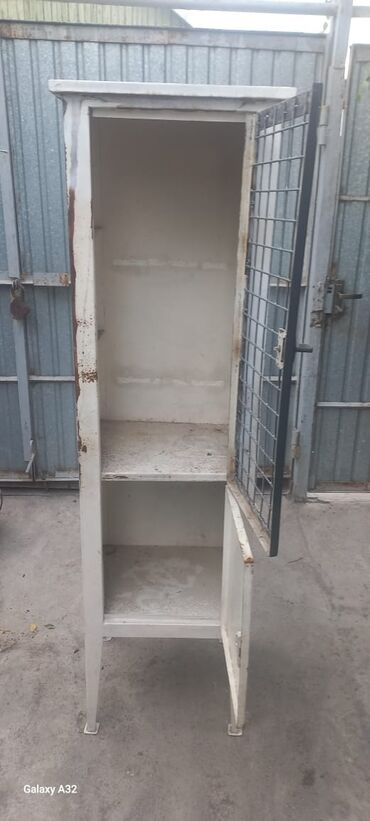 шкафы кухоные: Продаеться шкафчик полочки имеются не гнилой,петли и замок в подарок!