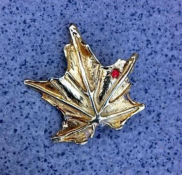 Broševi: Četiri stara broša. Cena za komad 1. FM broš Stari broš. Stilizovana — 4