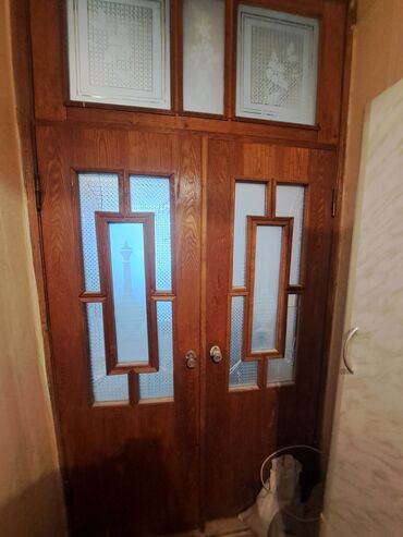 setqa qapılar: Şüşə əlavələri olan taxta qapı təklif olunur. Qapı iki hissədən