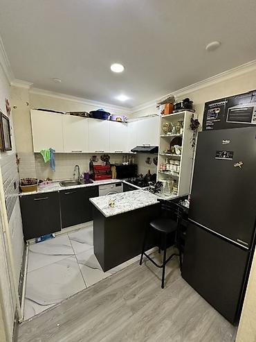 Köhnə tikili: 5 mərtəbəli daş binada mənzil. Geniş, işıqlı həyət, gecə — 12