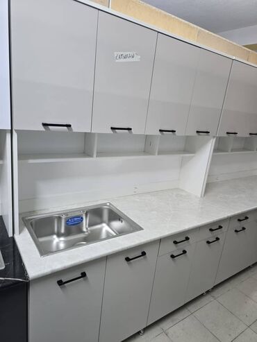 зеркало для ванной со шкафчиком: Представляем современный кухонный гарнитур в белом цвете, выполненный