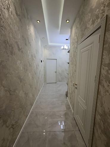 Dizayn, layihə: - Dizayn: Açıq-bej və boz tonlarda müasir minimal üslub; teksturalı — 2