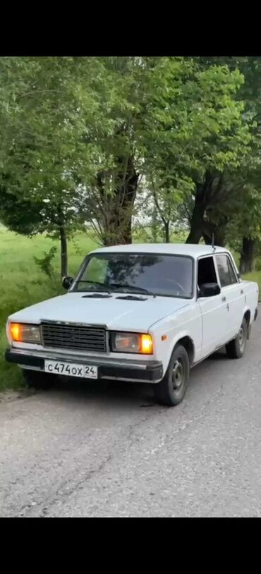 ВАЗ (ЛАДА): Автомобиль ВАЗ-2107 белого цвета, классический седан. Эта модель