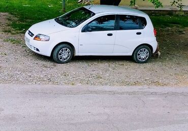 18 disk təkər: Chevrolet Aveo hatchback – ağ rəng, 5 qapı, şəhər üçün kompakt və