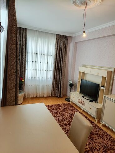 Mağazalar: Bina 28 may küçəsində yerləşir Ev binanın 3 cü mərtəbəsində yerləşir — 26