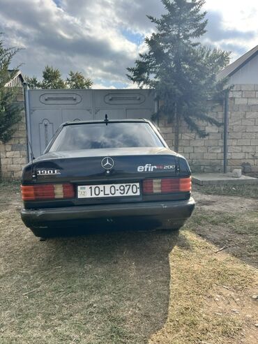 Motonəqliyyat: Mercedes-Benz 190 E sedan Xüsusiyyətlər: - Kuzov: 4 qapılı sedan, göy