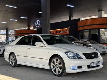 tayota runx: Автомобиль Toyota Crown Athlete в белом цвете. Седан бизнес-класса с