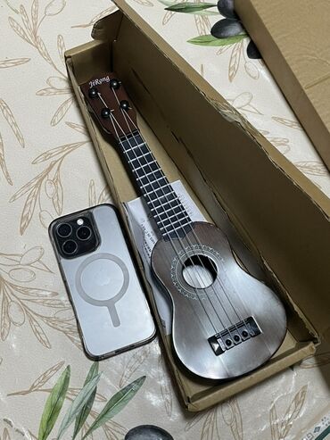 gitara jolana: Ukulele
