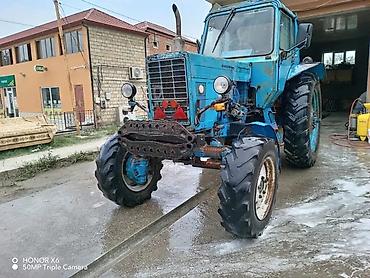 w202 ön şüşə: Mavi rəngli təkərli traktor – kabinəli, ön faralar və siqnal işıqları — 4