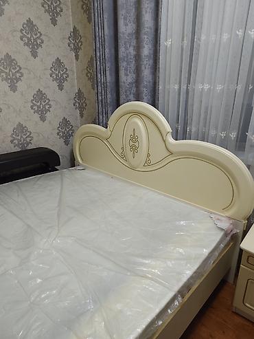 Двуспальные кровати: Кровать двуспальная с изголовьем в классическом стиле. с новым — 1