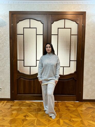 зимние лыжные костюмы женские: Теплая двойка состояние новое
Покупала за 5.000 
Отдам за 2000