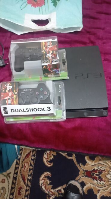 PS3 (Sony PlayStation 3): Продаю игровой приставка Sony Недавно купили почти новые Комплект два