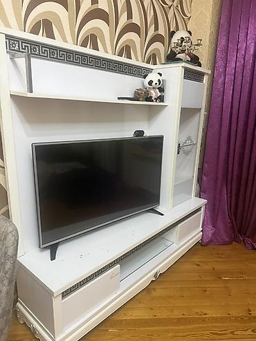 şüşə polka: Ağ rəngli TV stendi və vitrinli divar modulu - Korpus: ağ laminat/MDF — 2