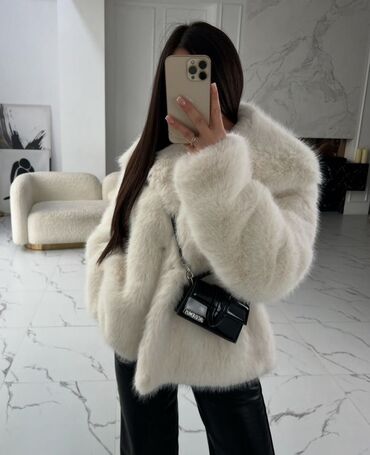 детские шапки с помпонами из натурального меха: Шуба из светлого (молочного) эко‑меха с объемной посадкой. Модель