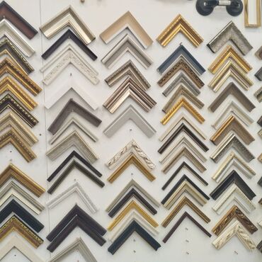 Картины: Картина с изображением цветов в вазе, оформленная в раму. Рама имеет — 7