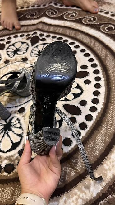 adidas ayaqqabı: AFRA qadın ayaqqabısı – parıltılı gümüşü rəngdə platformalı sandal. 1 — 3