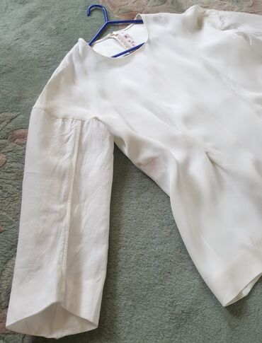 bela suknjica za plazu jako odgovara: MARNI original skupocena bela bluza. Jako interesantna, strukirana