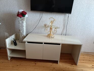 Кухонные гарнитуры: Прямой ТВ стенд, С полками, Ламинат