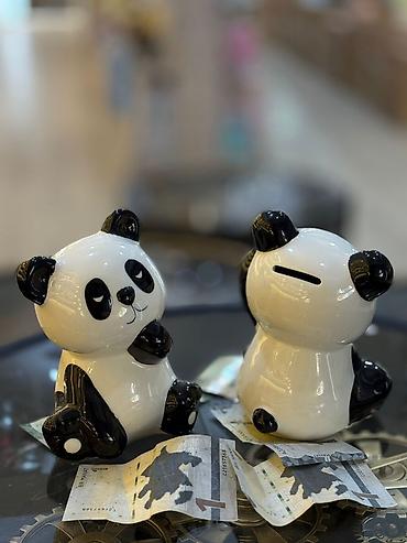 Pul yeşiyi, kassa altları: Panda formalı pul yığan qəfəslər (saxlama bankası) - Dizayn: Şirin — 1