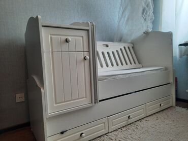 uşaqlar üçün qaşıqlı boşqablar: Oğlan və qız üçün, İşlənmiş, Dördbucaq, Beşik, Matras ilə, Yellənmə mexanizm ilə